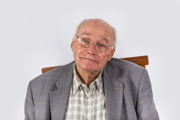 Portrét staršího chytrého sebevědomého muže sedícího v křesle — Stock fotografie