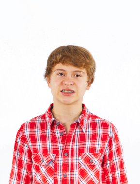 Stüdyoda gülümseyen yakışıklı çocuk