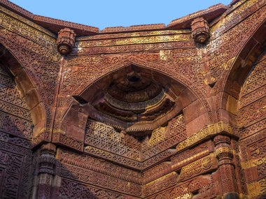 Delhi, Hindistan 'daki Qutub Minar' da yazılı olan İslami mezar.