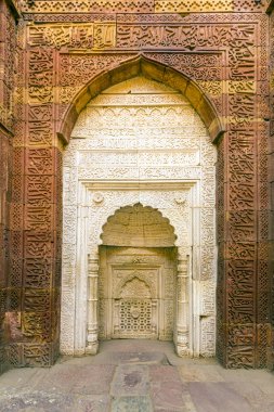 Delhi, Hindistan 'daki Qutub Minar' da yazılı olan İslami mezar.