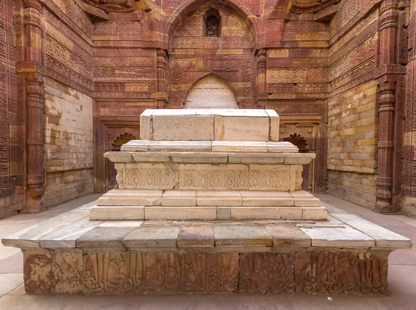 インドのデリーにあるクトゥブ・ミナールの碑文を持つイスラム教の墓 — ストック写真