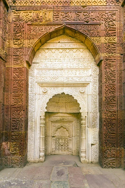 Tumba islámica con inscripciones en qutub minar en Delhi, India — Foto de Stock