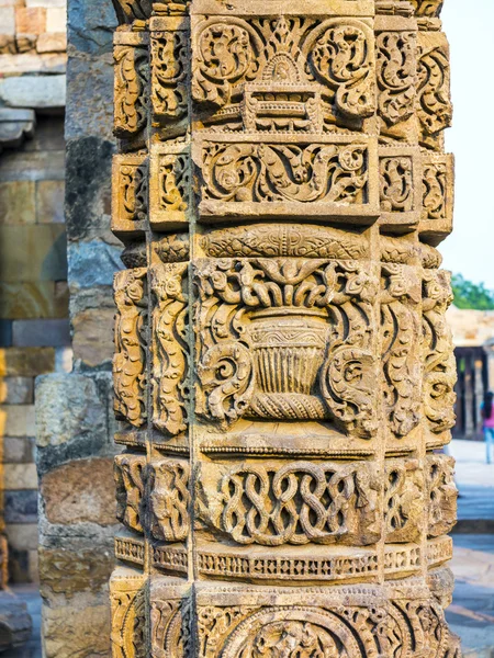 Tallas de piedra en pilares, Qutab Minar, Delhi — Foto de Stock