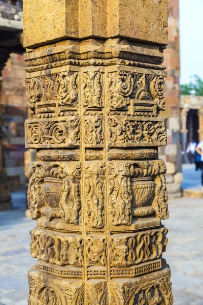 Stenskulpturer på pelarna, qutab minar, delhi — Stockfoto