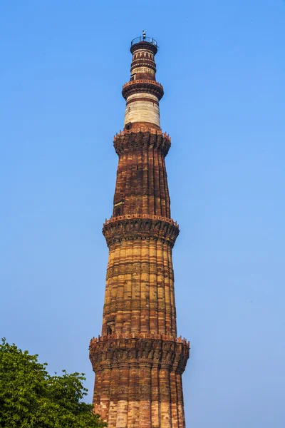 Qutub minar tower nebo Katb minar, nejvyšší cihlový minaret v th — Stock fotografie