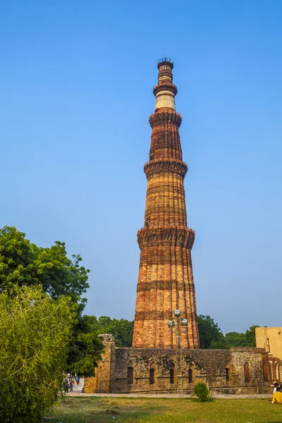 Qutub minar tower nebo Katb minar v Dillí, Indie — Stock fotografie