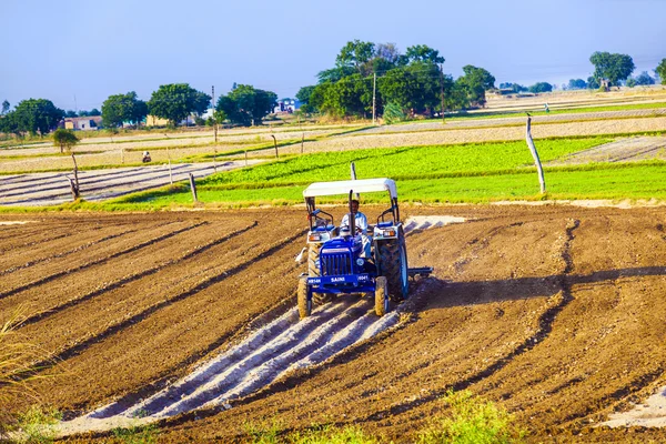 Tractor arada el campo —  Fotos de Stock