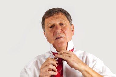 man binding his tie