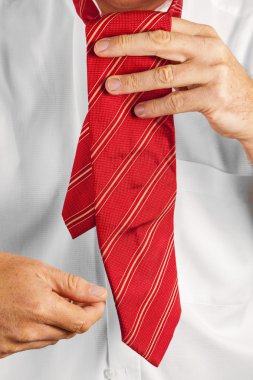 man binding his tie