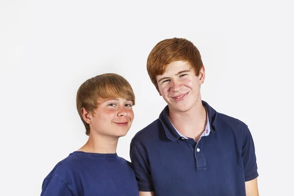 Söt handsome bröder ha roligt tillsammans — Stockfoto