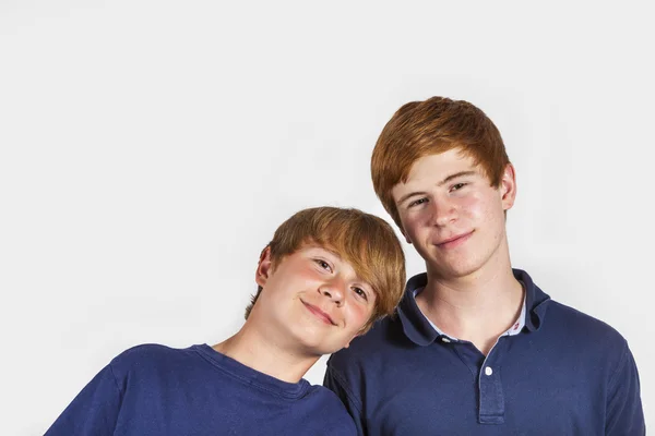 Bonito bonito bonito irmãos ter diversão juntos — Fotografia de Stock