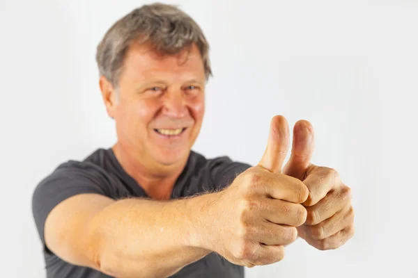 Привлекательный мужчина показывает двойные пальцы вверх — стоковое фото