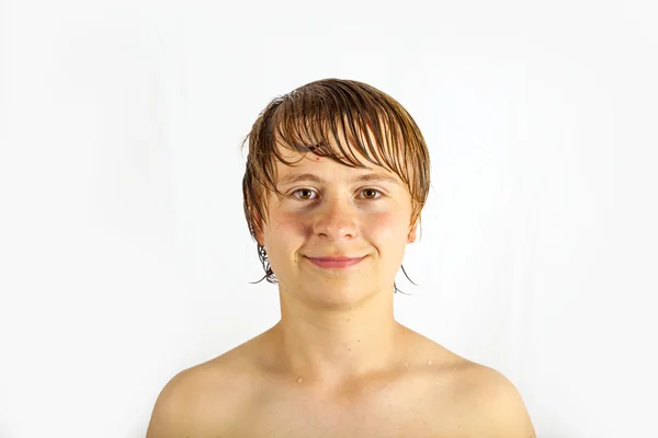 Menino bonito inteligente com posses de cabelo molhado no estúdio — Fotografia de Stock