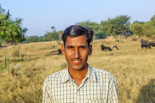 Farmář pózy před jeho krávy — Stock fotografie