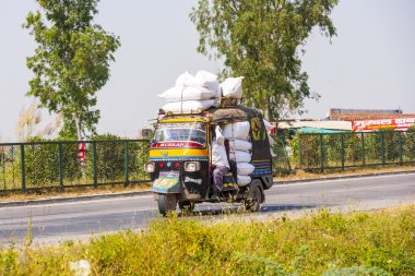 Hindistan .delice yol sahne içinde toplu taşıma-aşırı yüklü kamyon