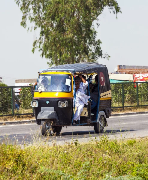 Public transport in India .Crazy road scene -taxi with overloade — Stock Photo, Image