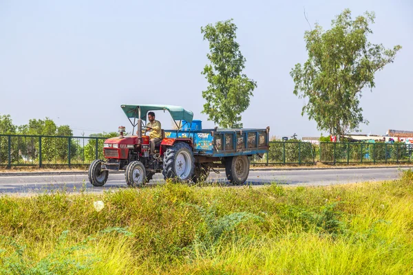 राजमार्ग पर ट्रेलर के साथ ट्रैक्टर — स्टॉक फ़ोटो, इमेज