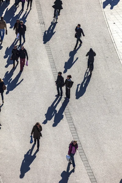 Caminhar ao longo do Zeil no meio-dia — Fotografia de Stock