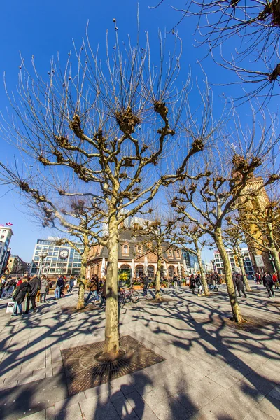 Goditi il primo giorno di sole dell'anno all'Hauptwache — Foto Stock