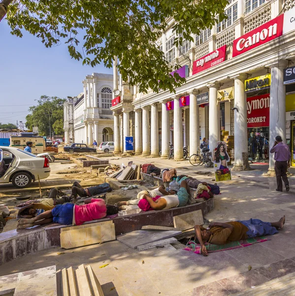 Construction workers relax at the Connaught Place — Stock Photo, Image