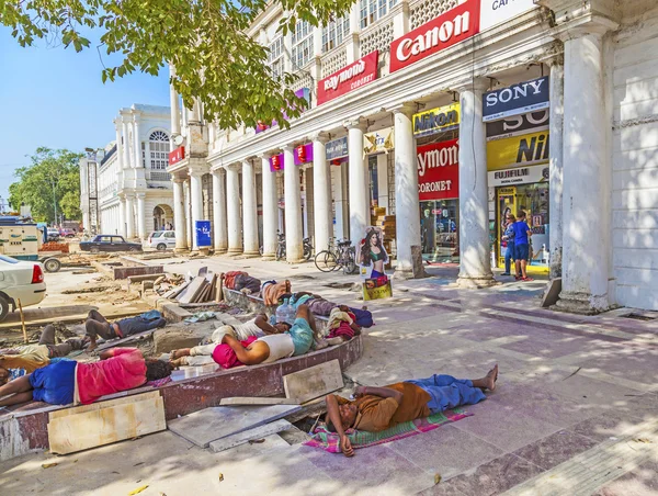 Építőipari munkások pihenhetnek a Connaught Place — Stock Fotó