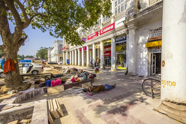 Construction workers relax at the Connaught Place — Stock Photo, Image