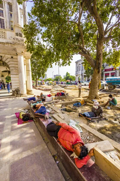 Construction workers relax at the Connaught Place — Stock Photo, Image