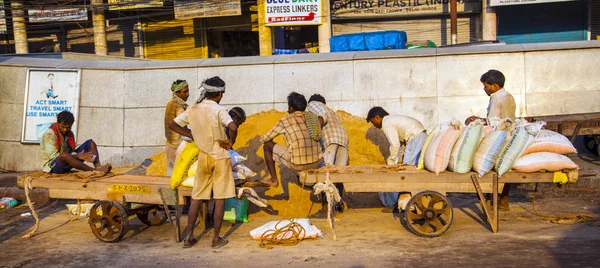 Рабочий на базаре Чаури отдыхает. — стоковое фото