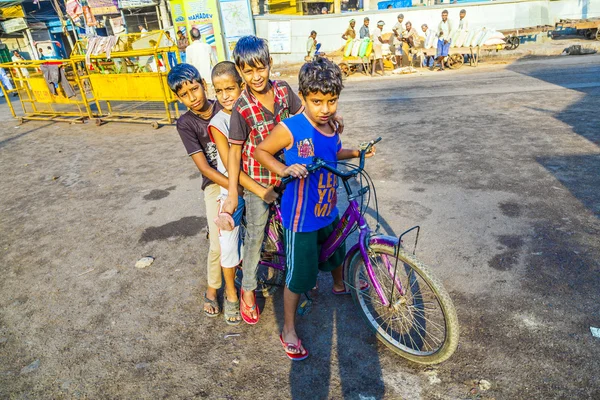 Kinderen vroeg in de ochtend op een fiets zit — Stockfoto