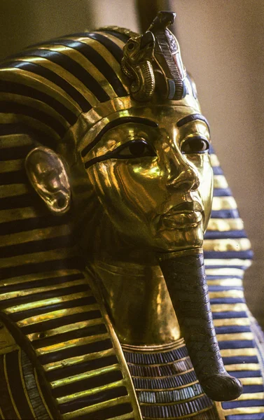 A Máscara de Ouro de Tutankhamon no museu egípcio tge — Fotografia de Stock