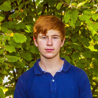 bahçede cazip mutlu gülen çocuk portresi