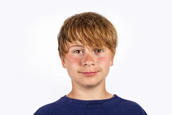 Schattige knappe jongen in studio — Stockfoto