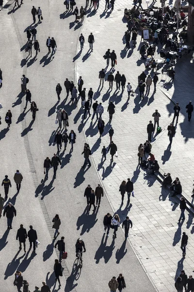 正午で、zeil に沿って歩く — ストック写真