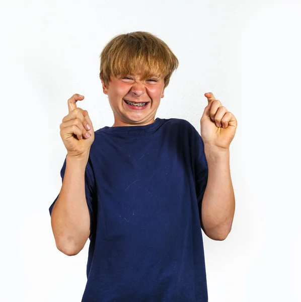 Netter hübscher Junge scherzt und lacht — Stockfoto