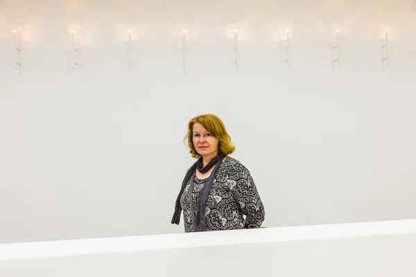 Beyaz wa ile müze içinde bir balkonda yürüme çekici Bayan — Stok fotoğraf