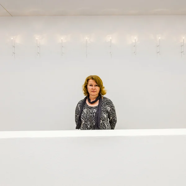 Senhora atraente andando em uma varanda no museu com wa branco — Fotografia de Stock