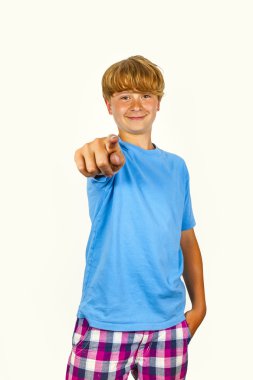 çocuğun kolunu foreward yönünde gösterilen