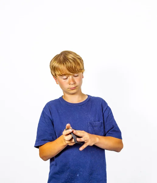 Pojke kontrollerar fickpengar i sin handväska — Stockfoto