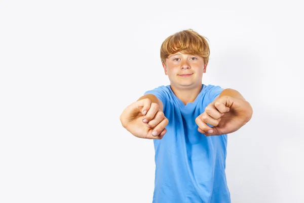 Fröhlicher Junge gestikuliert mit den Armen — Stockfoto