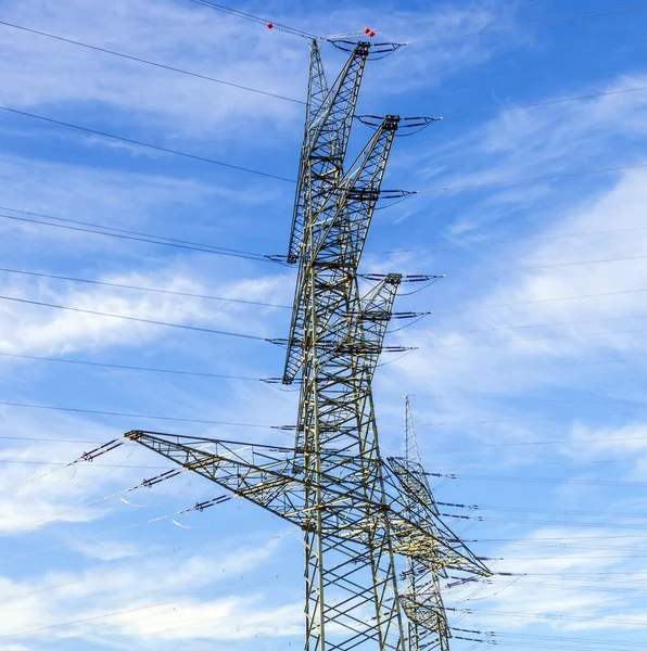 Elektriska tower i landskap med street — Stockfoto