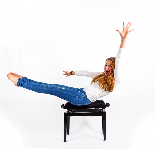 Frau demonstriert Fitness-Übungen auf einem Klavierstuhl — Stockfoto