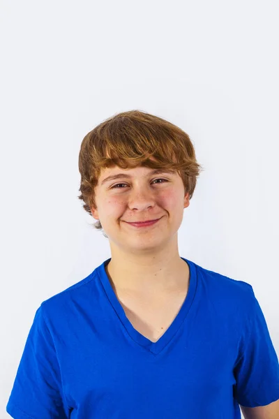 Menino sorridente com camisa azul isolado em branco — Fotografia de Stock