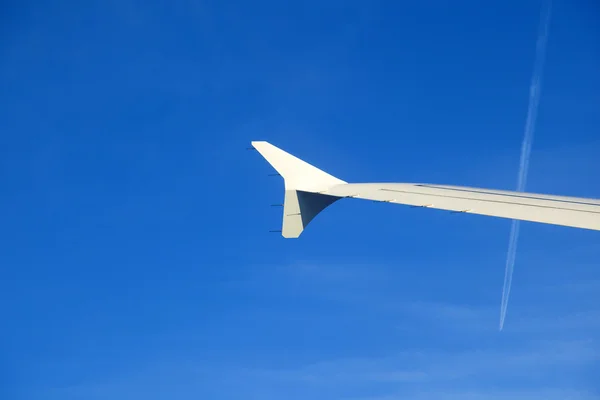 Aircraft wing under blue — Stock Photo, Image