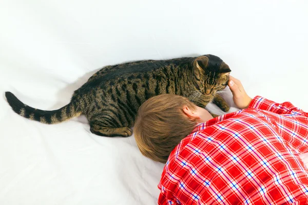 Menino abraçando com seu gato — Fotografia de Stock
