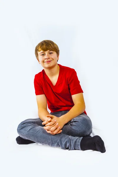 Netter hübscher Junge sitzt auf dem Fußboden — Stockfoto