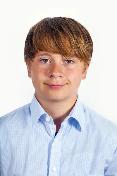 Portrait de mignon jeune garçon heureux avec fond blanc — Photo