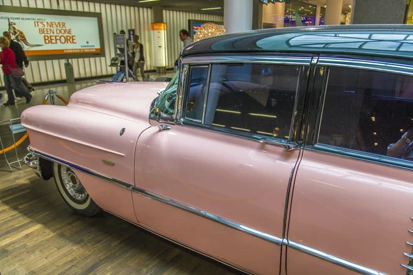 Rosa 1956 Cadillac en el aeropuerto — Foto de Stock