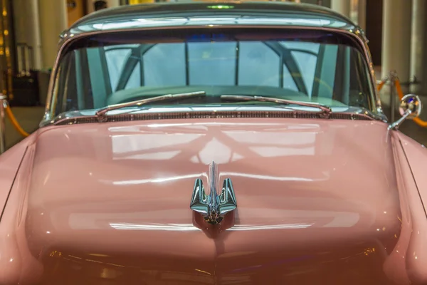 Roze 1956 cadillac op de luchthaven — Stockfoto