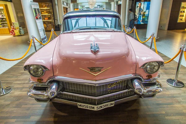 Roze 1956 cadillac op de luchthaven — Stockfoto