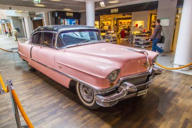 Havaalanında 1956 Pink cadillac